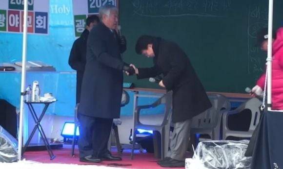 전광훈 사랑제일교회 목사에게 90도 인사하는 윤상현 국민의힘 의원. / 사진=전 목사 유튜브 캡처