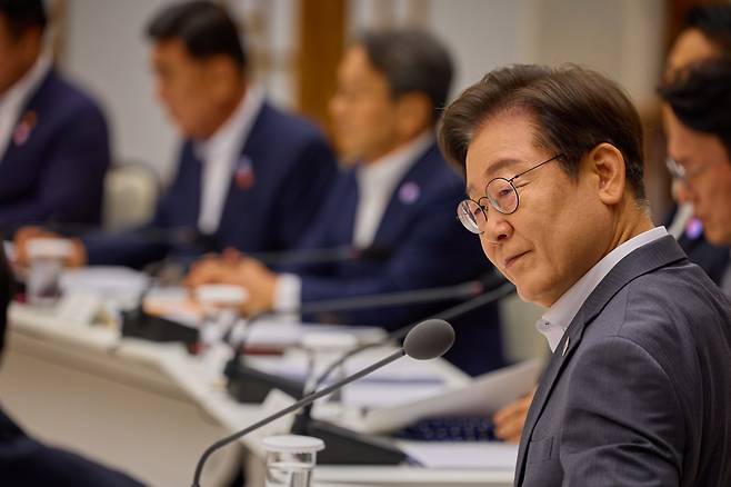 이재명 대통령이 지난 1일 서울 용산 대통령실에서 열린 전국 시·도지사 간담회에서 참석자들의 발언을 경청하고 있다. 사진=대통령실 제공