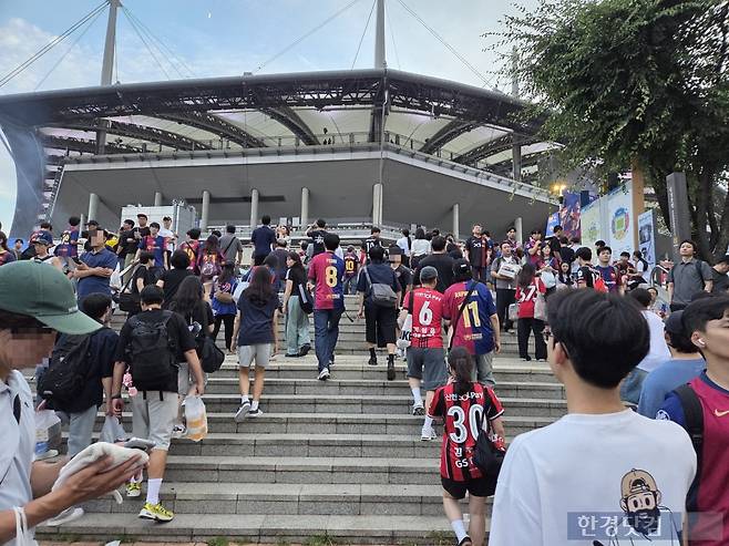 지난달 31일 제너시스BBQ그룹 후원으로 진행된 ‘2025FC바르셀로나 아시아투어-FC서울 친선경기’ 현장에 축구 팬들이 몰려있다./사진=박수림 기자