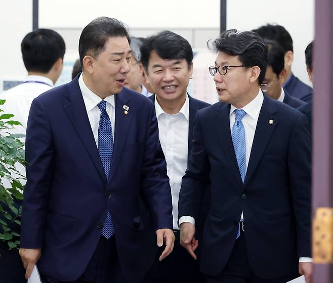 더불어민주당 김병기 대표 직무대행 겸 원내대표(왼쪽)와 진성준 정책위의장(오른쪽). 사진=연합뉴스