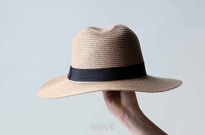파나마 햇은 단정한 챙과 높게 솟은 크라운(머리 덮는 부분)으로 얼굴형을 또렷하게 보이게 한다. 정지윤 선임기자