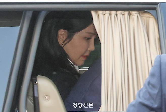 윤석열 전 대통령의 부인 김건희씨가 헌법재판소 파면 선고 후 7일만인 4월 11일 오후 서울 용산구 한남동 관저를 떠나고 있다. /권도현 기자