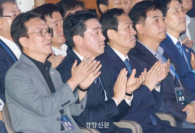 김민석 국무총리(왼쪽부터), 강훈식 비서실장, 우상호 정무수석, 김병욱 정무비서관이 2일 오후 경기 고양시 킨텍스에서 열린 제2차 임시전국당원대회에서 박수를 치고 있다. 2025.08.02 박민규 선임기자