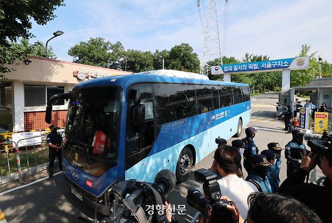 김건희 여사의 의혹을 수사하는 민중기 특검팀이 윤석열 전 대통령에 대한 체포영장 집행을 시도한 1일 경기 의왕시 서울구치소 앞에 호송차량이 지나가고 있다. 2025.8.1. 이준헌 기자