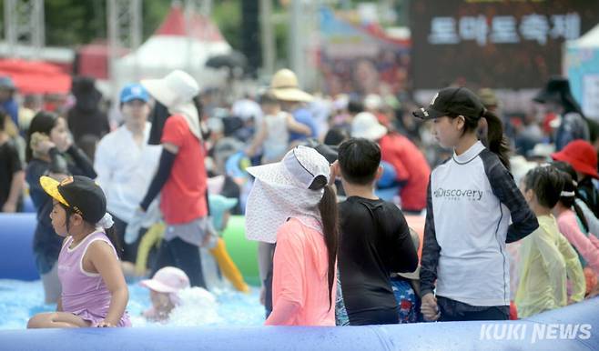 2일 주말을 맞아 강원 화천군 사내면 사창리 일대에서 열리는 화천토마토축제장을 찾은 관광객들이 '황금반지를 찾아라' 행사에 참여해 토마토 속에 숨겨진 금반지를 찾고 있다.