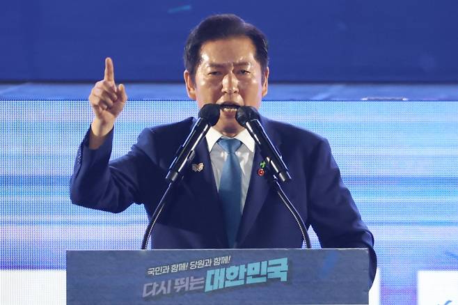 정청래 더불어민주당 신임 당대표가 2일 고양 킨텍스에서 열린 전국당원대회에서 당대표직 수락연설을 하고 있다. 연합뉴스