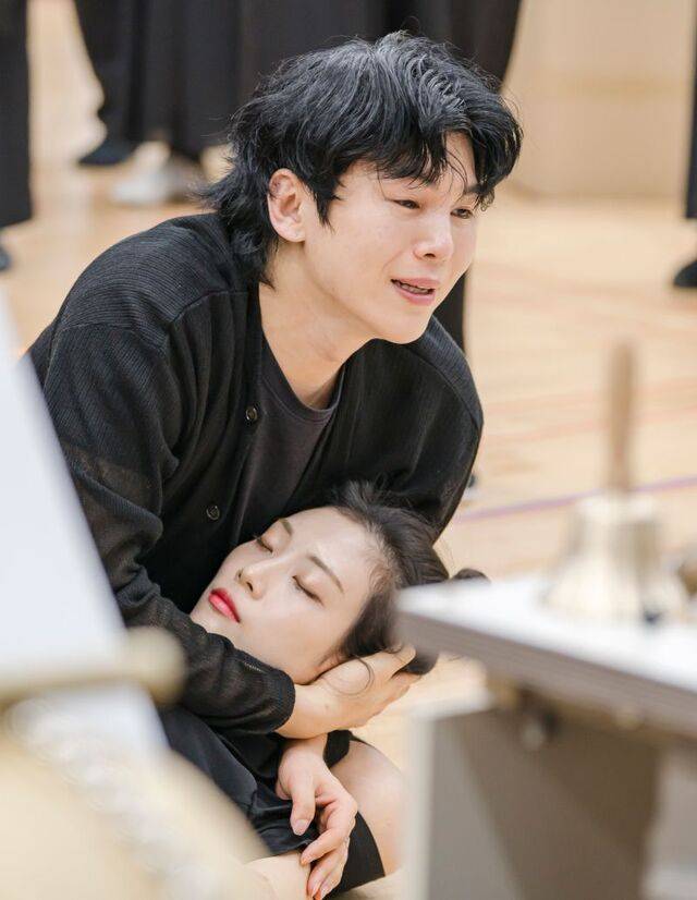 심봉사 역의 김준수가 심청 역의 김우정을 안고 오열하고 있다. 국립극장 제공