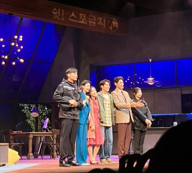 연극 ‘2시 22분’ 커튼콜 때 무대 상단에 “쉿! 스포 금지”라는 자막이 보인다. 제작사인 신시컴퍼니는 공연 초반 안내 멘트에 이어 커튼콜의 자막을 통해 스포 예방에 힘쓰고 있다. 신시컴퍼니 제공