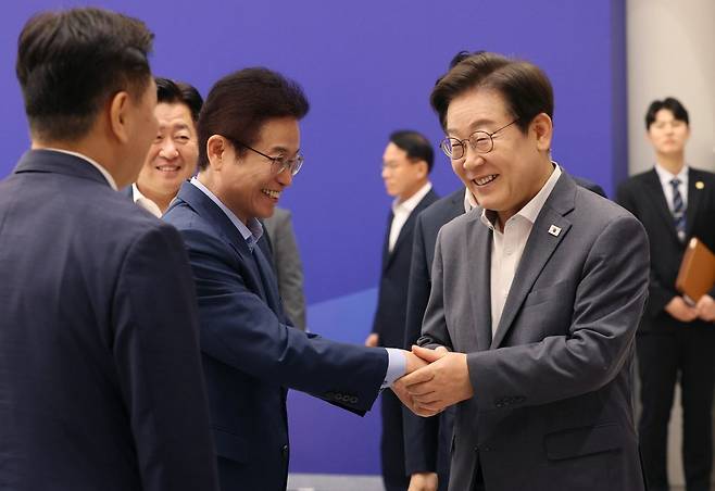 이재명 대통령이 1일 서울 용산 대통령실에서 열린 전국 시·도지사 간담회에서 이철우 경북도지사와 악수를 나누고 있다.   대통령실사진기자단