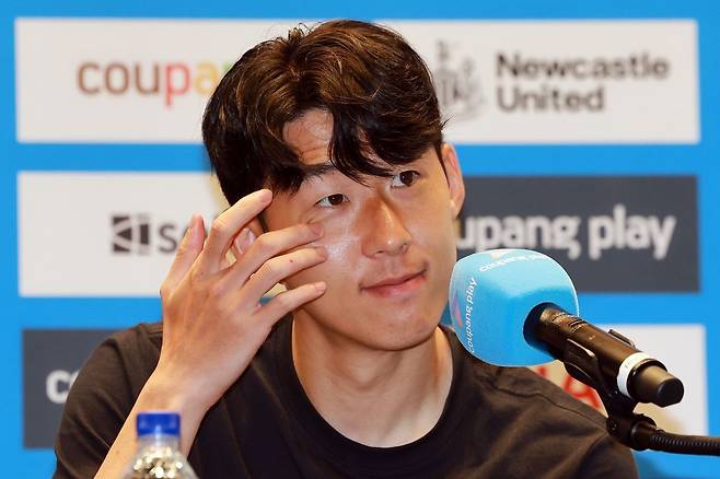 잉글랜드 프로축구 토트넘 손흥민이 2일 서울 영등포구 IFC 더포럼에서 열린 2025 쿠팡플레이 시리즈 기자회견에서 기자들의 질문을 듣고 있다. 연합뉴스