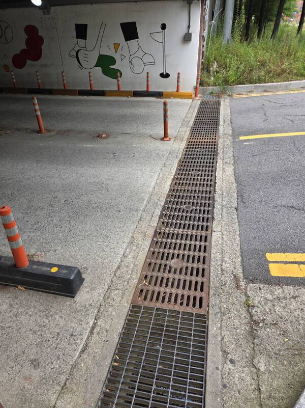 1일 오전 용인시 수지구 죽전동 수지레스피아 통로 구간 바닥부에 빗물받이 역할을 하는 우수관로 및 덮개가 놓여 있다. 해당 덮개를 지날 때 차량 소음이 유발돼 주민들이 불편을 호소하고 있다. 송상호기자