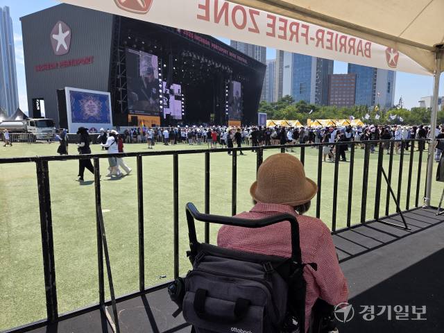 2일 오후 1시 40분께 김명분씨(70)가 인천펜타포트 락 페스티벌 메인무대 앞에 마련한 배리어프리존에서 갤릭시 익스프레스의 공연을 관람하고 있다. 정성식 기자