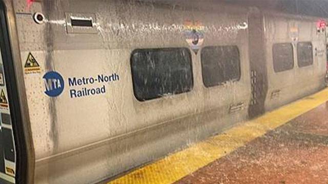 지난달 31일(현지시간) 빗물 쏟아지는 뉴욕 지하철역. [사진 = SNS 캡처]