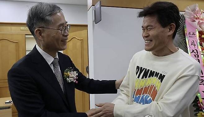 지난 2월 26일 서울 명동 YWCA에서 열린 신평 변호사 출판기념회에 한국사 강사 전한길 씨가 참석, 신 변호사와 인사하고 있다. [사진 = 연합뉴스]