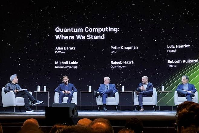 20일(현지시간) 미국 캘리포니아주 새너제이 컨벤션 센터에서 열린 GTC 2025 일환으로 개최된 양자데이에서 젠슨 황 엔비디아 CEO가 양자컴퓨터 기업 임원들과 대화를 하고 있다. 로이터연합뉴스.