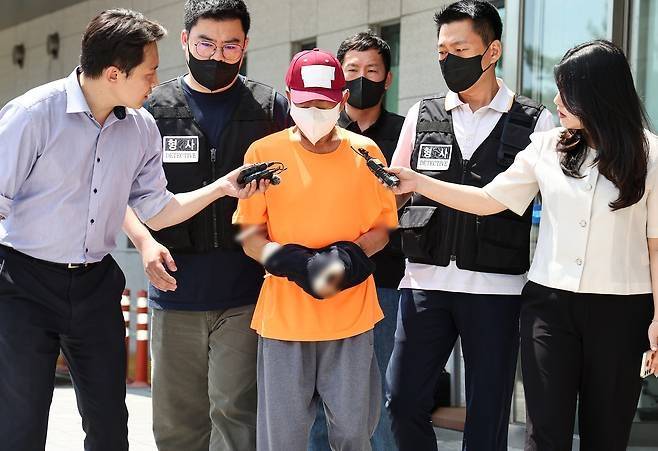 동거하던 50대 여성을 살해한 혐의를 받는 중국 국적 60대 남성 김모씨가 2일 서울남부지방법원에서 열리는 구속 전 피의자심문(영장실질심사)을 받기 위해 서울금천경찰서를 나서고 있다. [사진 = 뉴스1]