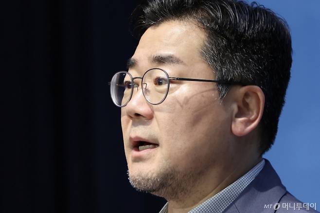 [서울=뉴시스] 김명년 기자 = 박찬대 더불어민주당 당대표 후보가 30일 오전 서울 여의도 국회 소통관에서 기자회견을 열고 지지를 호소하고 있다. 2025.07.30. kmn@newsis.com /사진=김명년