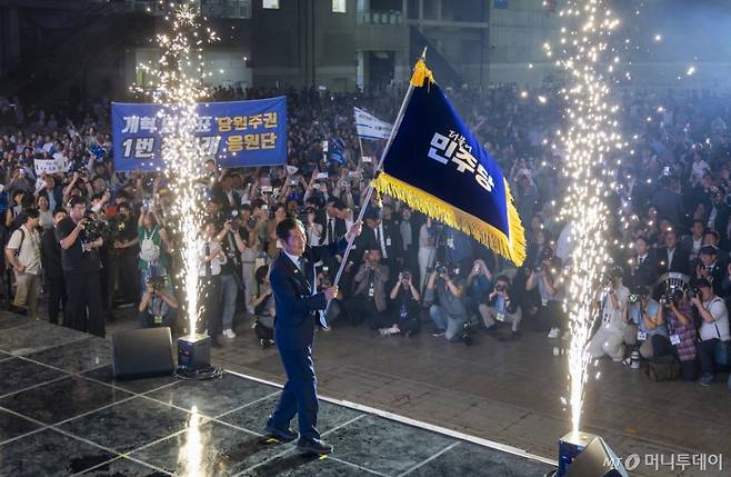 [고양=뉴시스] 고승민 기자 = 정청래 더불어민주당 신임 대표가 2일 경기 고양 킨텍스에서 열린 더불어민주당 제2차 임시전국당원대회에서 당기를 흔들고 있다. (공동취재) 2025.08.02. photo@newsis.com /사진=고승민
