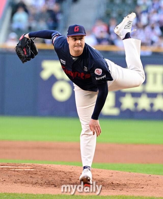 2025년 4월 25일 오후 서울 잠실구장에 진행된 '2025 신한 SOL뱅크 KBO 리그' 롯데 자이언츠와 두산 베어스의 경기. 롯데 선발투수 데이비슨이 역투하고 있다./마이데일리