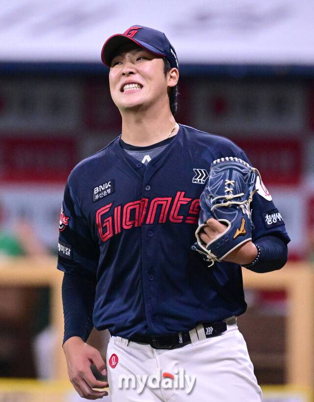 2025년 8월 1일 오후 서울 고척스카이돔에서 열린 '2025 신한 SOL뱅크 KBO 리그' 롯데 자이언츠와 키움 히어로즈의 경기. 롯데 선발투수 이민석이 6회말 무사 1,3루서 키움 최주환에게 1타점 적시타를 허용한 뒤 아쉬워하고 있다./고척 = 유진형 기자