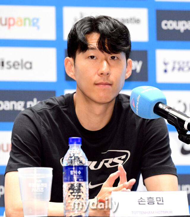 2일 오전 서울 여의도 IFC에서 '2025 쿠팡플레이 시리즈, 토트넘 홋스퍼 FC 기자회견'이 열렸다. 토트넘 손흥민이 이적을 발표하고 있다./유진형 기자