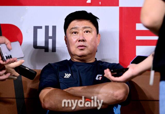 2025년 8월 2일 오후 서울 고척스카이돔에서 열린 '2025 신한 SOL뱅크 KBO 리그' 롯데 자이언츠와 키움 히어로즈의 경기. 롯데 김태형 감독이 취재진들의 질문에 답하고 있다./고척 = 유진형 기자
