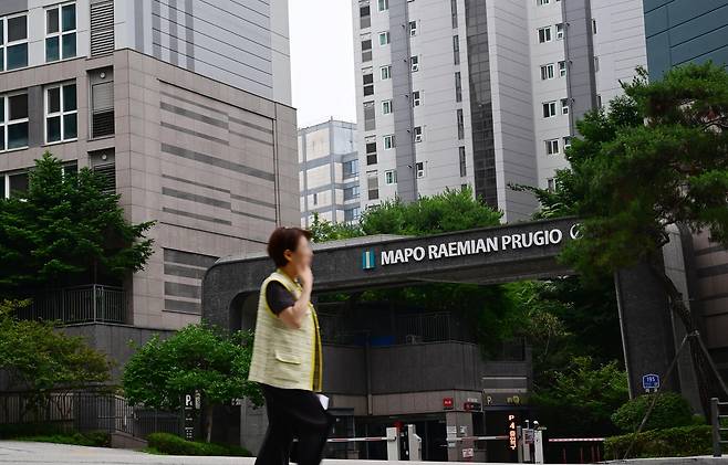 양극화 현상이 심화하면서 이제는 지방 5대 광역시의 주택 가격 시총이 서울의 절반에도 한참 못 미치는 것으로 나타났다. 사진은 서울 마포구 한 아파트 앞을 주민들이 지나고 있는 모습 [헤럴드DB]