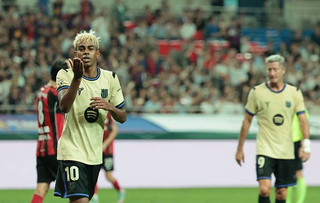 지난 7월 31일 서울월드컵경기장에서 열린 FC바르셀로나 2025 아시아투어 에디션 FC서울과 FC바르셀로나의 경기. 야말이 본인의 두번째 골을 넣고 환호하고 있다. [연합]