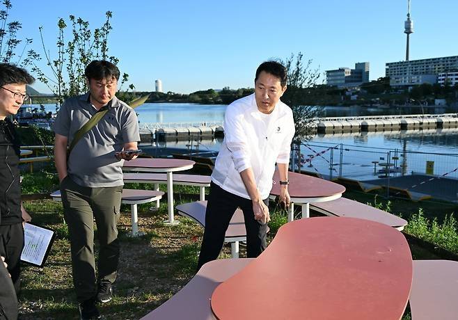 오세훈 서울시장이 2일(현지시간) 오스트리아 빈 다뉴브강의 수변공간 ‘피어 22’를 방문해 유니버설디자인 및 공공 공간을 살피고 있다. [서울시 제공]