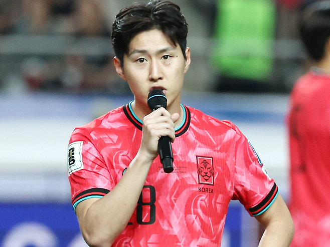 한국 축구 국가대표팀 이강인이 10일 서울월드컵경기장에서 쿠웨이트와의 2026 북중미 월드컵 아시아 3차 예선 최종전에서 승리한 뒤 열린 11회 연속 월드컵 본선 진출 축하 행사에서 소감을 말하고 있다. [연합]