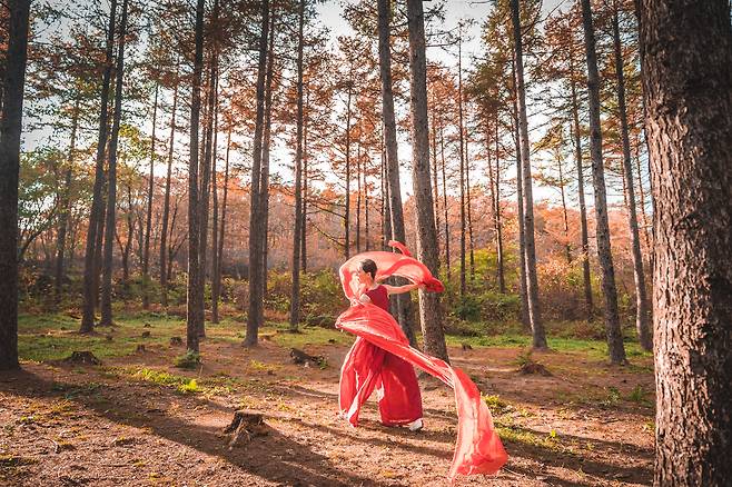 갱도가 무너지면서 생긴 직경 80~90m의 도롱이연못은 오늘도 내 남편과 내 자식이 갱도안에서 살아있을 것이라는 믿음을 주는, 기도의 장소이기도 하다. 몇 해 전 열린 도롱이연못 공연예술 모습.