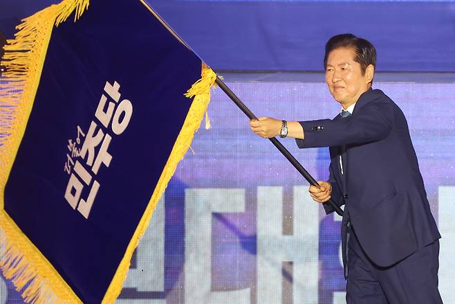 더불어민주당 정청래 신임 당대표가 2일 고양 킨텍스에서 열린 전국당원대회에서 당대표직 수락연설을 하고 있다. [연합]