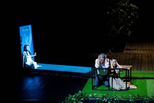 [부산=뉴시스] 경남도립극단 블랙코미디 연극 '빌미' 공연. (사진=부산문화회관 제공) 2025.08.02. photo@newsis.com *재판매 및 DB 금지