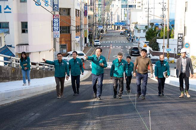 [통영=뉴시스] 신정철 기자= 경남 통영시는 민선 8기 4년차를 맞아 천영기 시장의 진두지휘 아래 시민 안전을 행정의 최우선 가치로 삼고 시민의 생애주기별·생활권역별 맞춤형 안전정책을 확대하며 ‘위기대응 중심’에서 ‘사전예방 중심’으로의 행정 패러다임 전환을 본격화하고 있다고 1일 밝혔다.사진은 천영기 시장이 도로보행로 개선사업 현장을 점검하고 있는 모습.(사진=통영시 제공).2025.08.01. photo@newsis.com *재판매 및 DB 금지