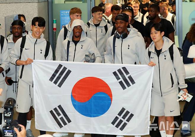[인천공항=뉴시스] 김혜진 기자 = 토트넘 홋스퍼의 손흥민을 비롯한 선수단이 1일 오후 인천국제공항 제1터미널을 통해 입국해 태극기를 들고 기념 사진을 촬영하고 있다.토트넘은 오는 3일 오후 8시 서울 월드컵경기장에서 뉴캐슬 유나이티드와 친선전을 치른다. 2025.08.01. jini@newsis.com