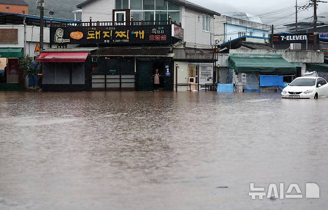 [대구=뉴시스] 이무열 기자 = 17일 대구 북구 노곡동 일대가 집중호우로 인해 물에 잠겨 있다. 2025.07.17. lmy@newsis.com