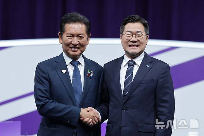 [서울=뉴시스] 국회사진기자단 = 정청래(왼쪽), 박찬대 더불어민주당 당대표 후보가 지난달 29일 오후 서울 마포구 MBC에서 열린 TV토론회에서 기념촬영을 하고 있다. 2025.07.29. photo@newsis.com