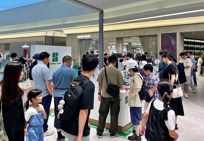 [서울=뉴시스] 롯데백화점은 최근 주목받는 '혼라이프' 트렌드에 발맞춰 드론·3D프린터·액션캠 등 이른바 '취미 가전' 라인업을 확대하고 있다.(사진=롯데백화점 제공) *재판매 및 DB 금지