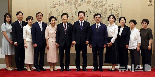 [서울=뉴시스] 최동준 기자 = 이재명 대통령이 28일 서울 용산 대통령실 청사에서 신임 국무위원 및 국세청장에게 임명장을 수여한 뒤 참석자들과 기념촬영을 하고 있다.이 대통령은 안규백 국방부 장관, 정동영 통일부 장관, 전재수 해양수산부 장관, 한성숙 중소벤처기업부 장관, 임광현 국세청장에게 임명장을 수여했다. (대통령실통신사진기자단) 2025.07.28. photocdj@newsis.com