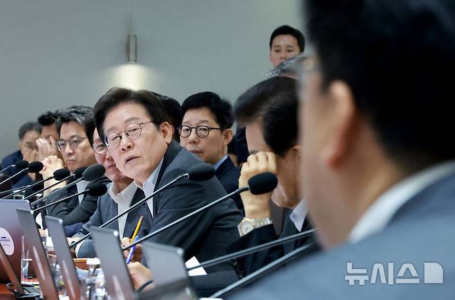[서울=뉴시스] 최동준 기자 = 이재명 대통령이 29일 서울 용산 대통령실 청사에서 열린 국무회의에서 참석자들과 중대재해 반복 발생 근절 대책 관련 토론을 하고 있다. (대통령실통신사진기자단) 2025.07.29. photocdj@newsis.com