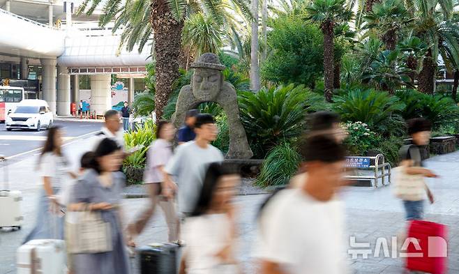 [제주=뉴시스] 우장호 기자 = 휴가 시즌을 맞은 2일 오전 제주국제공항 1층 도착장이 관광객들의 발길로 붐비고 있다. 2025.08.02. woo1223@newsis.com