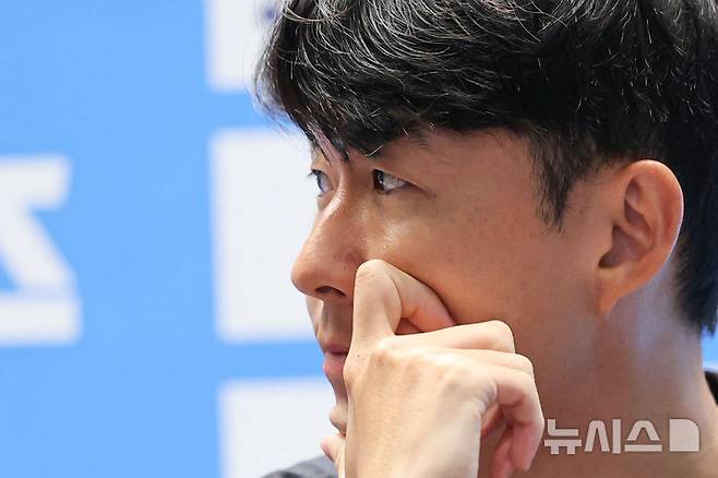 [서울=뉴시스] 권창회 기자 = 잉글랜드 프리미어리그 토트넘 홋스퍼 손흥민이 2일 오전 서울 여의도 IFC몰에서 열린 2025 쿠팡플레이 시리즈 토트넘 기자회견에서 생각에 잠겨 있다. 2025.08.02. kch0523@newsis.com