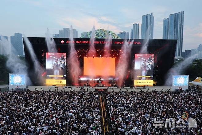 [인천=뉴시스] 전진환 기자 = 1일 오후 인천 연수구 송도달빛축제공원에서 열린 '2025 인천펜타포트 락 페스티벌'에서 관람객들이 장기하의 공연을 관람하고 있다.  2025.08.01. amin2@newsis.com