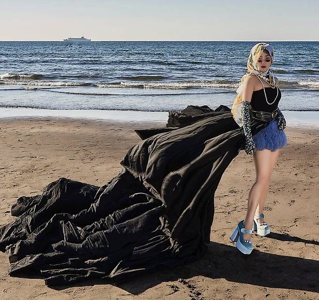 [서울=뉴시스] 개그우먼 박나래가 웨딩화보를 공개했다. (사진=박나래 인스타그램 캡처) 2025.08.02. photo@newsis.com *재판매 및 DB 금지