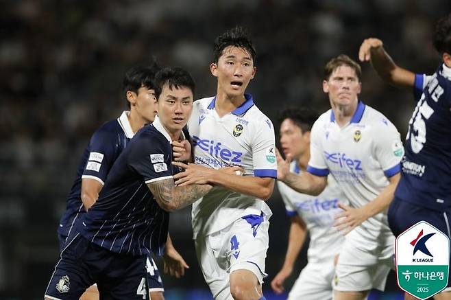 [서울=뉴시스] 프로축구 K리그2 서울 이랜드의 곽윤호, 인천 유나이티드의 김건희. (사진=한국프로축구연맹 제공) *재판매 및 DB 금지