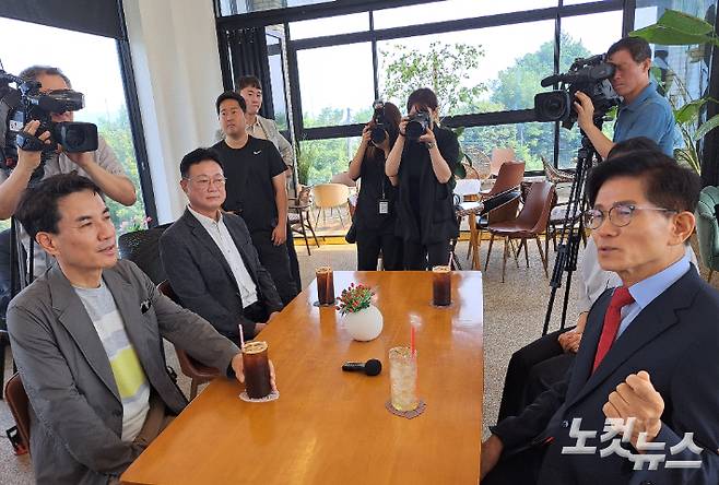 김문수 국민의힘 당대표 후보가 2일 춘천 카페 아주르봄에서 김진태 지사를 만나 "강원도는 언제나 나라를 먼저 생각하는 특별한 지역"이라고 밝혔다. 진유정 기자