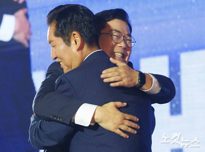 정청래 더불어민주당 신임 대표가 2일 오후 경기 고양시 킨텍스에서 열린 제2차 임시전국당원대회에서 박찬대 후보와 포옹하고 있다. 황진환 기자