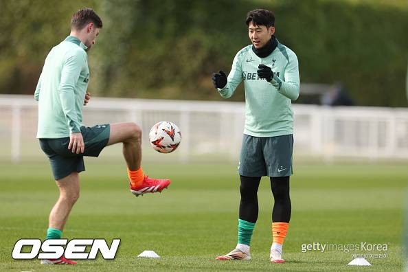 [사진] 벤 데이비스와 손흥민 ⓒGettyimages(무단전재 및 재배포 금지)