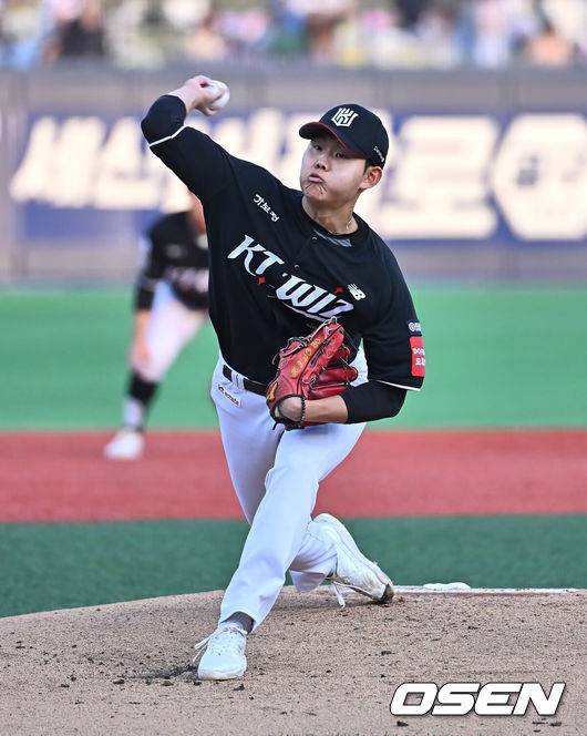 [OSEN=포항, 이석우 기자] 14일 포항야구장에서 2025 신한 SOL 뱅크 KBO 리그 삼성 라이온즈와 KT 위즈의 경기가 열렸다. 홈팀 삼성은 원태인이, 방문팀 KT는 소형준이 선발로 출전했다.KT 위즈 선발투수 소형준이 역투하고 있다. 2025.05.14 / foto0307@osen.co.kr