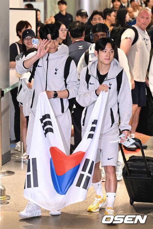 [OSEN=인천공항, 조은정 기자]토트넘 선수단이 1일 오후 인천국제공항을 통해 입국했다. 토트넘은 오는 3일 서울월드컵경기장에서 뉴캐슬(잉글랜드)과 2025 쿠팡플레이 시리즈 2경기를 치른다.토트넘 손흥민, 양민혁이 태극기를 들고 입국장을 나서고 있다.2025.08.01 /cej@osen.co.kr